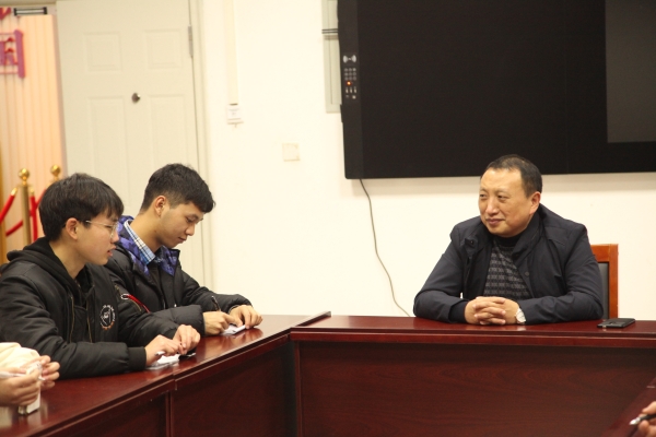 1577415609967090056.jpg 黄伟九校长与同学交流.jpg