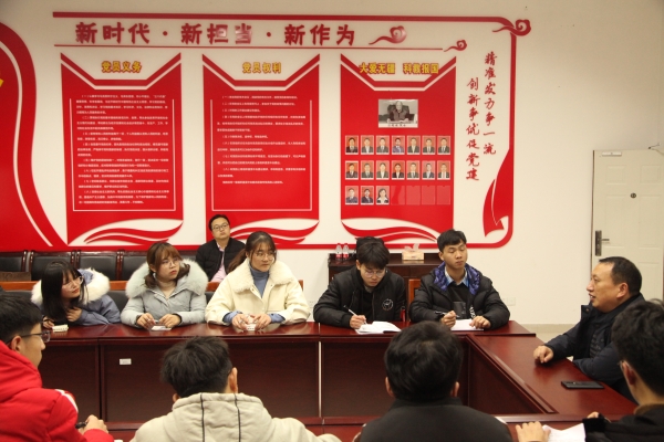 1577415675284045516.jpg 黄伟九校长与同学交流 (2).jpg