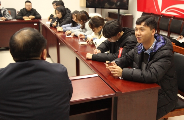 1577415731633026139.jpg 同学向黄伟九校长提问.jpg